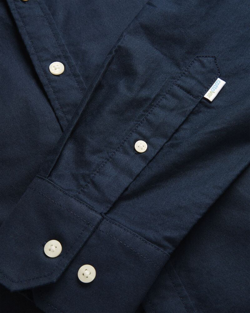 141042-855_OxfordShirt_navy_closeup