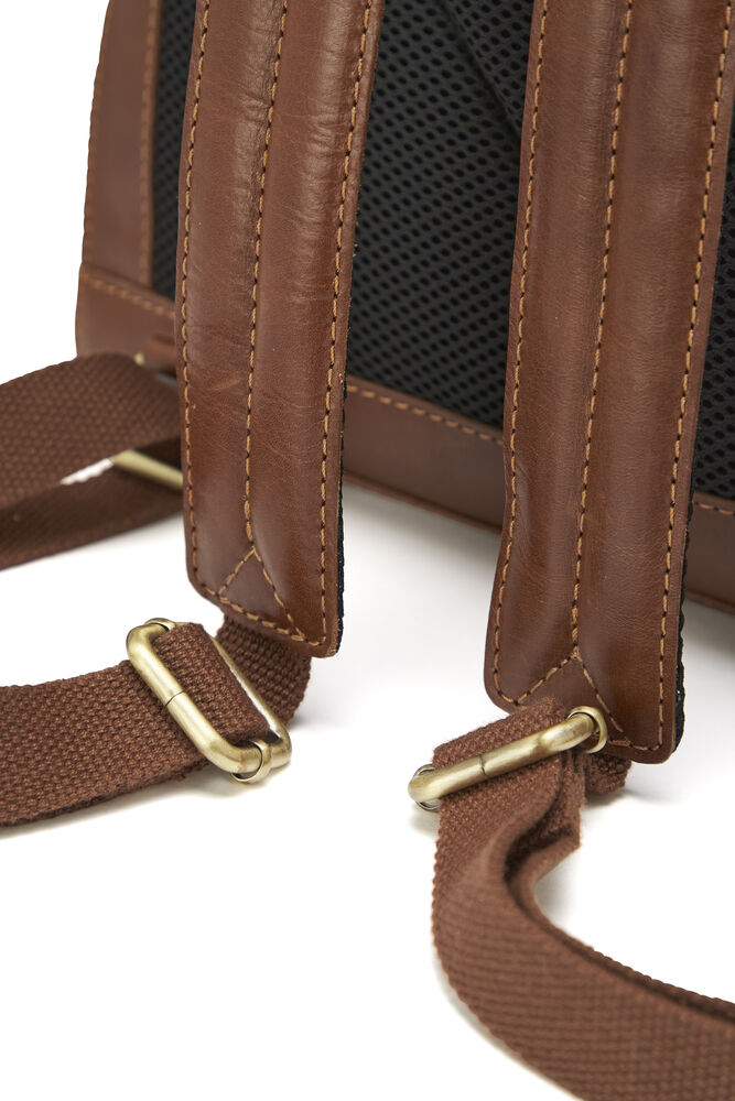 158953_LeatherLineBackpack_Cognac_Closeup2