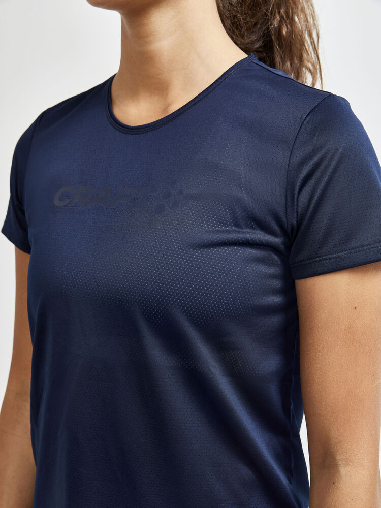 1908745-396000_Core-Essence-SS-Mesh-Tee_Closeup3