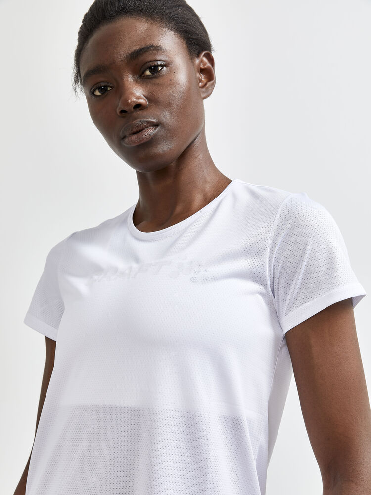 1908745-900000_Core-Essence-SS-Mesh-Tee_Closeup4