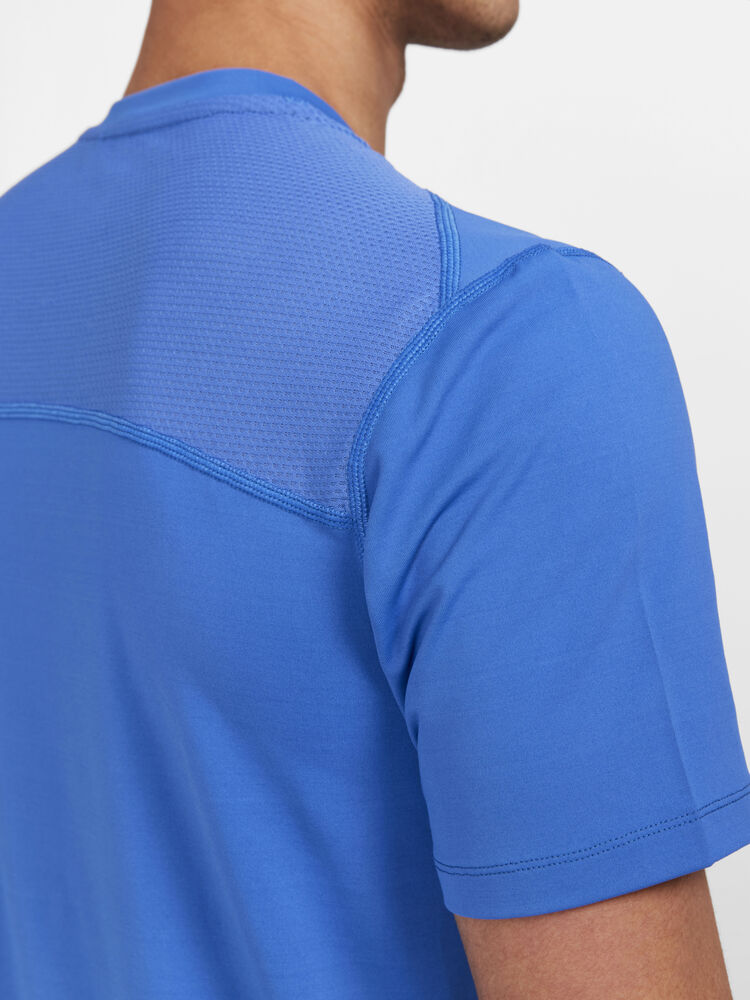 1908753-379000_ADV-Essence-SS-Tee-M_Closeup3