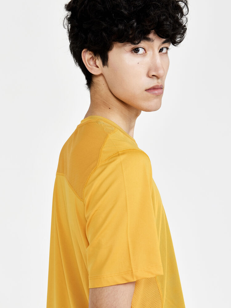 1908753-543000_ADV-Essence-SS-Tee-M_Closeup3