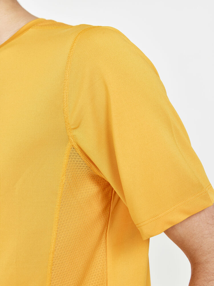 1908753-543000_ADV-Essence-SS-Tee-M_Closeup4