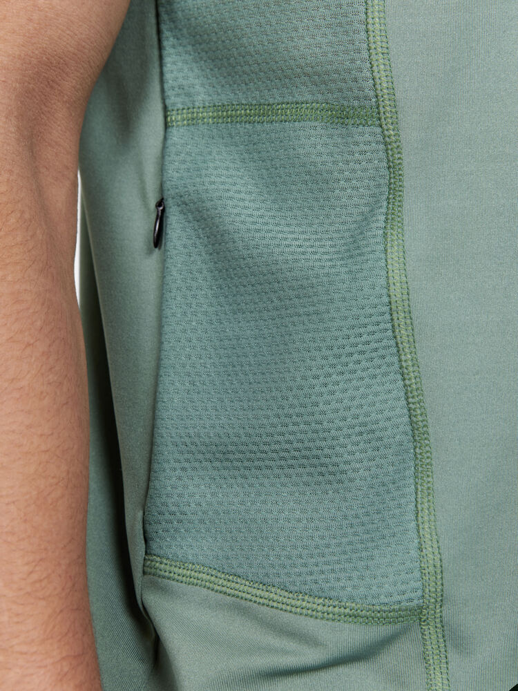 1908753-622000_ADV-Essence-SS-Tee-M_Closeup4