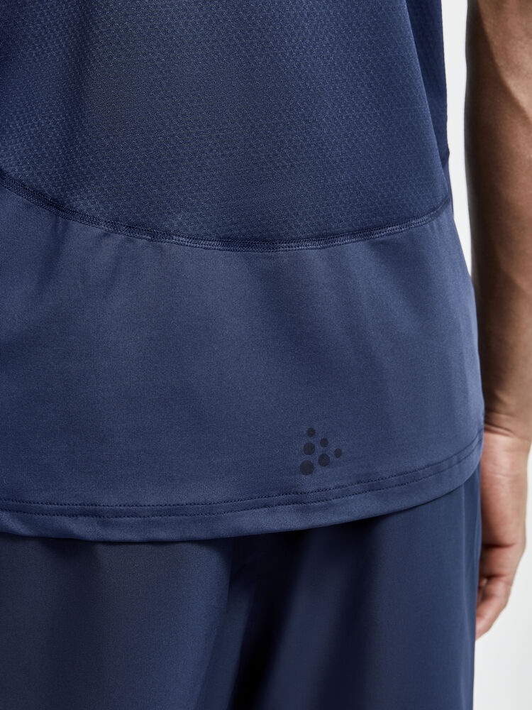 1908755-396000_ADV-Essence-Singlet_Closeup4