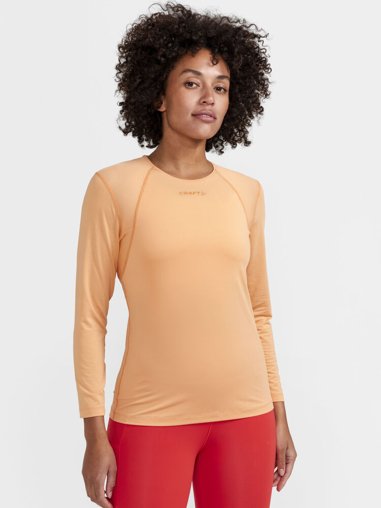 1908769-582000_ADV-Essence-LS-Tee-W_Closeup1
