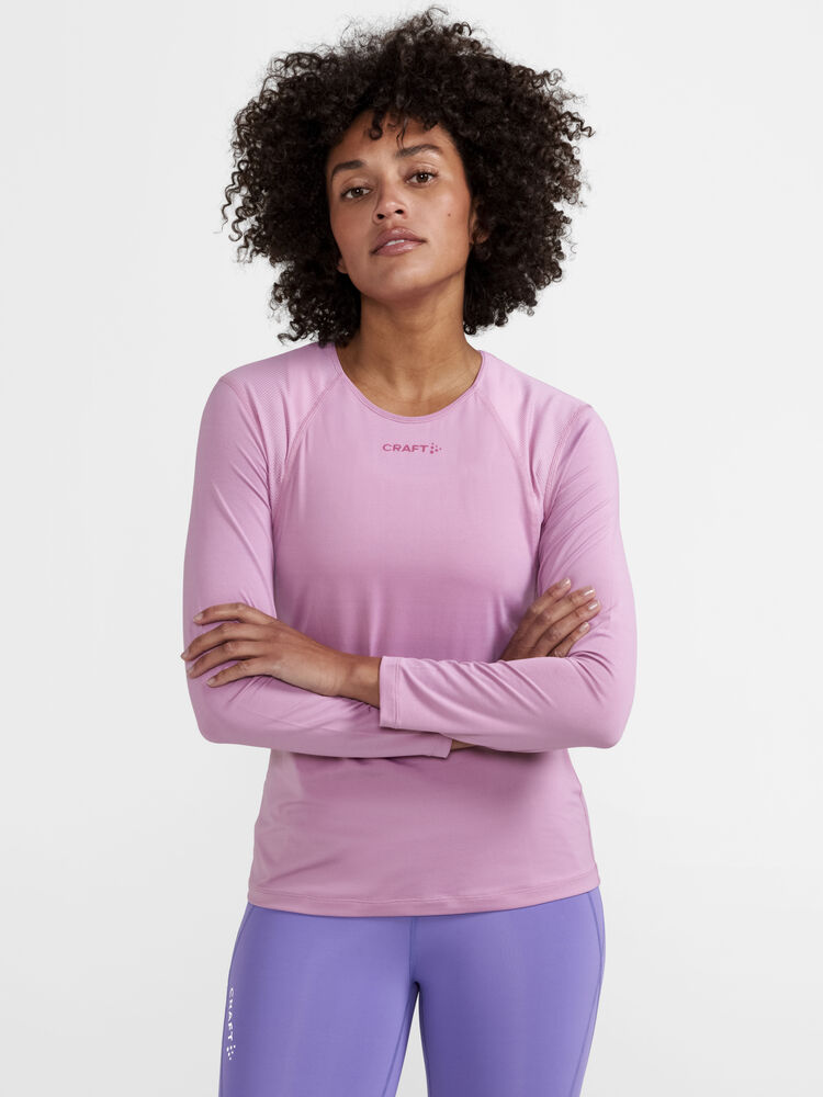 1908769-743000_ADV-Essence-LS-Tee-W_Closeup1