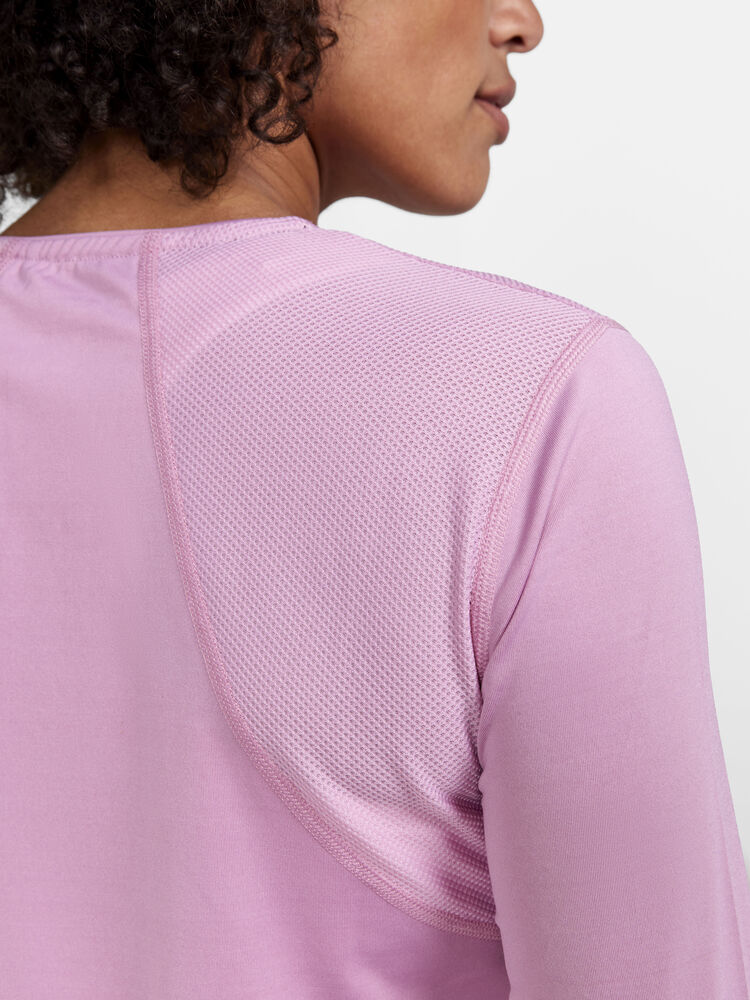1908769-743000_ADV-Essence-LS-Tee-W_Closeup3