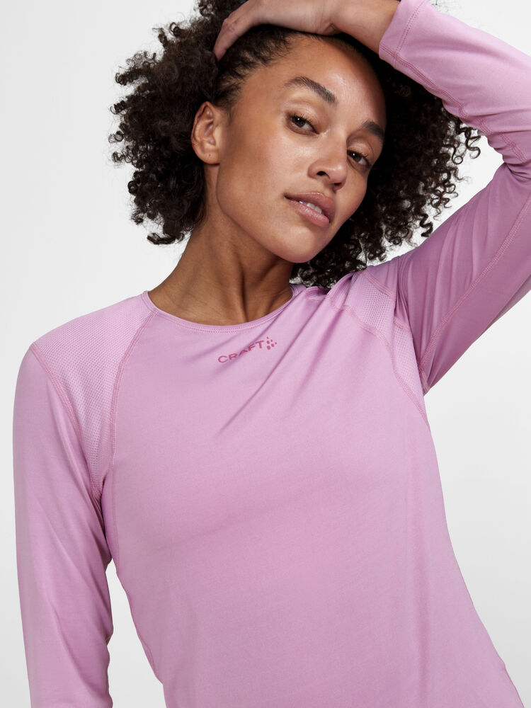 1908769-743000_ADV-Essence-LS-Tee-W_Closeup4