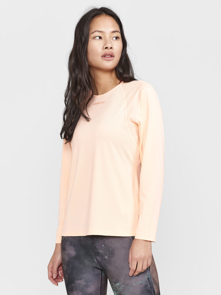 1908769-840000_ADV-Essence-LS-Tee-W_Closeup1