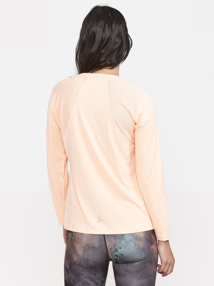 1908769-840000_ADV-Essence-LS-Tee-W_Closeup2