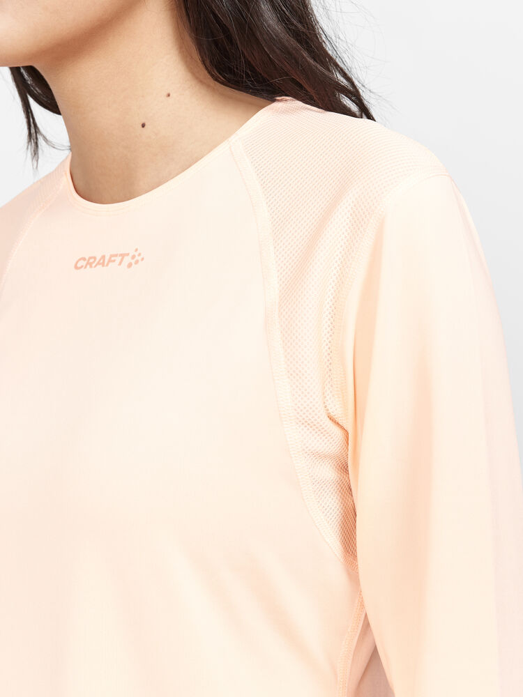 1908769-840000_ADV-Essence-LS-Tee-W_Closeup3