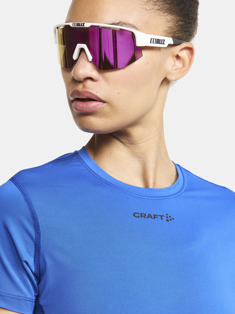 1909984-359000_ADV-Essence-SS-Tee-W_closeup5