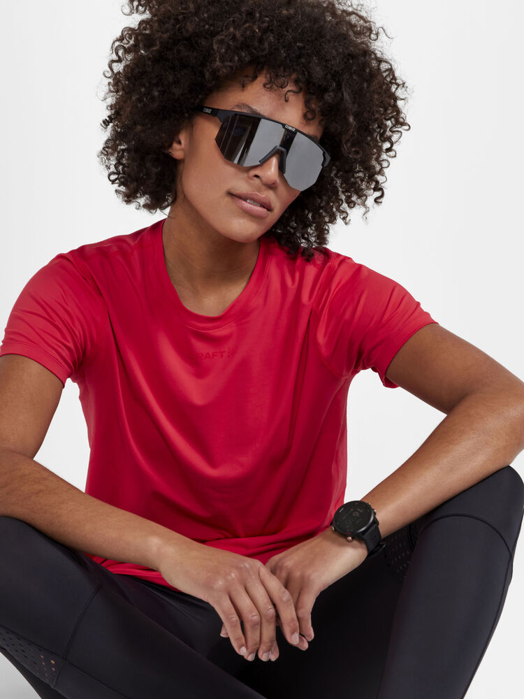 1909984-419000_ADV-Essence-SS-Tee-W_Closeup4