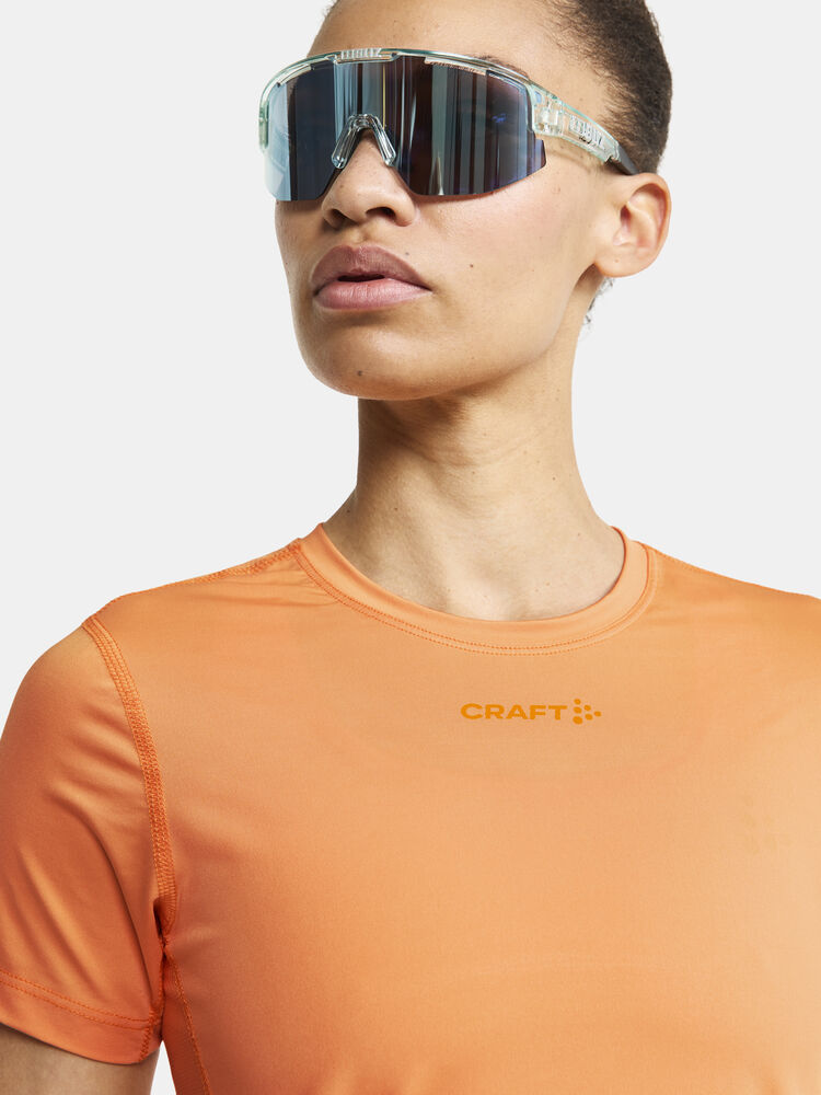 1909984-533000_ADV-Essence-SS-Tee-W_closeup3