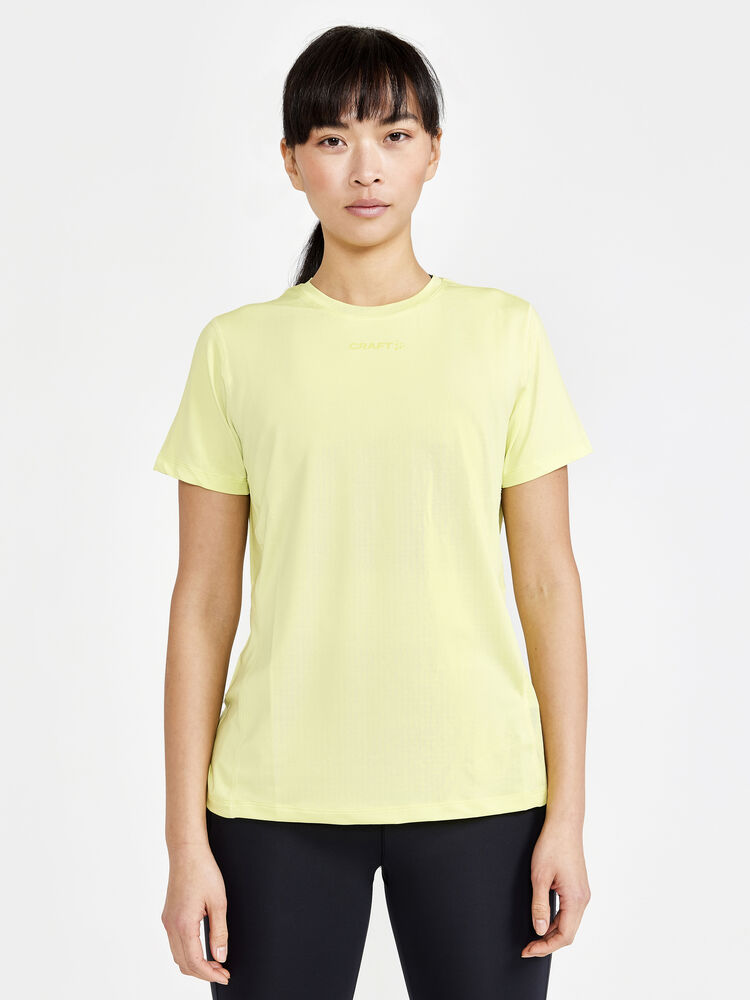 1909984-541000_ADV-Essence-SS-Tee-W_Closeup1