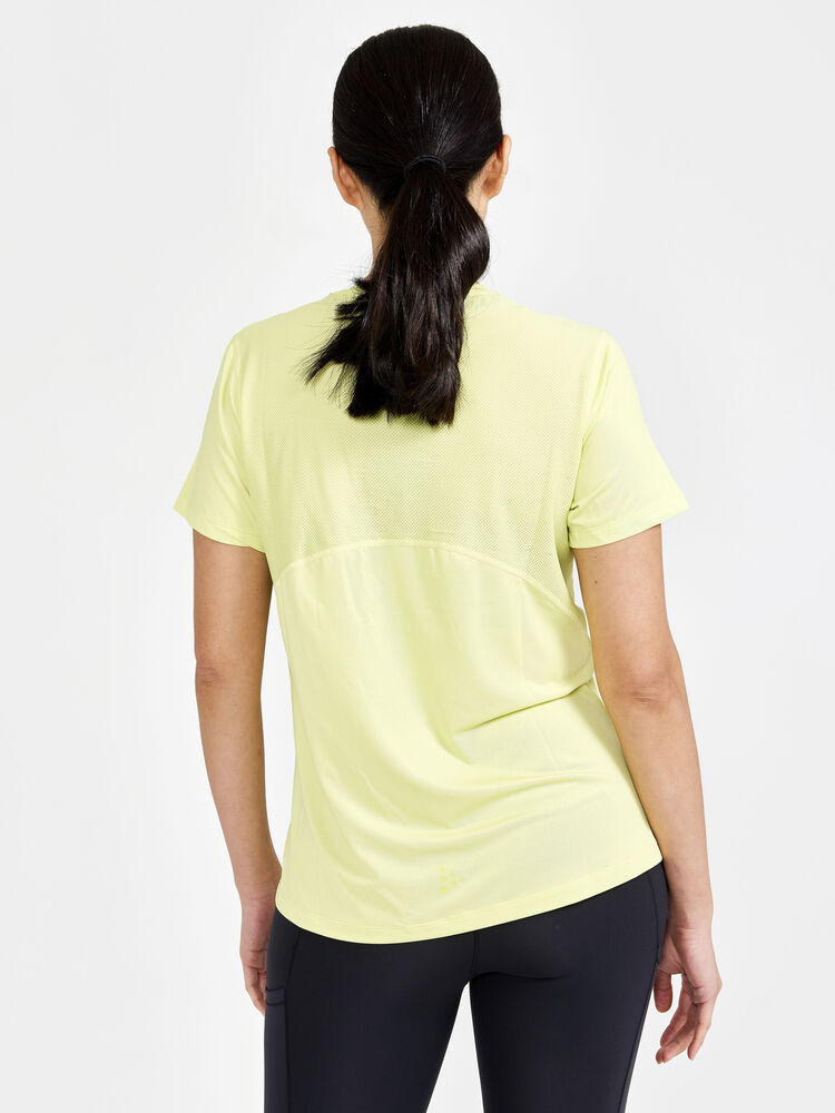 1909984-541000_ADV-Essence-SS-Tee-W_Closeup2