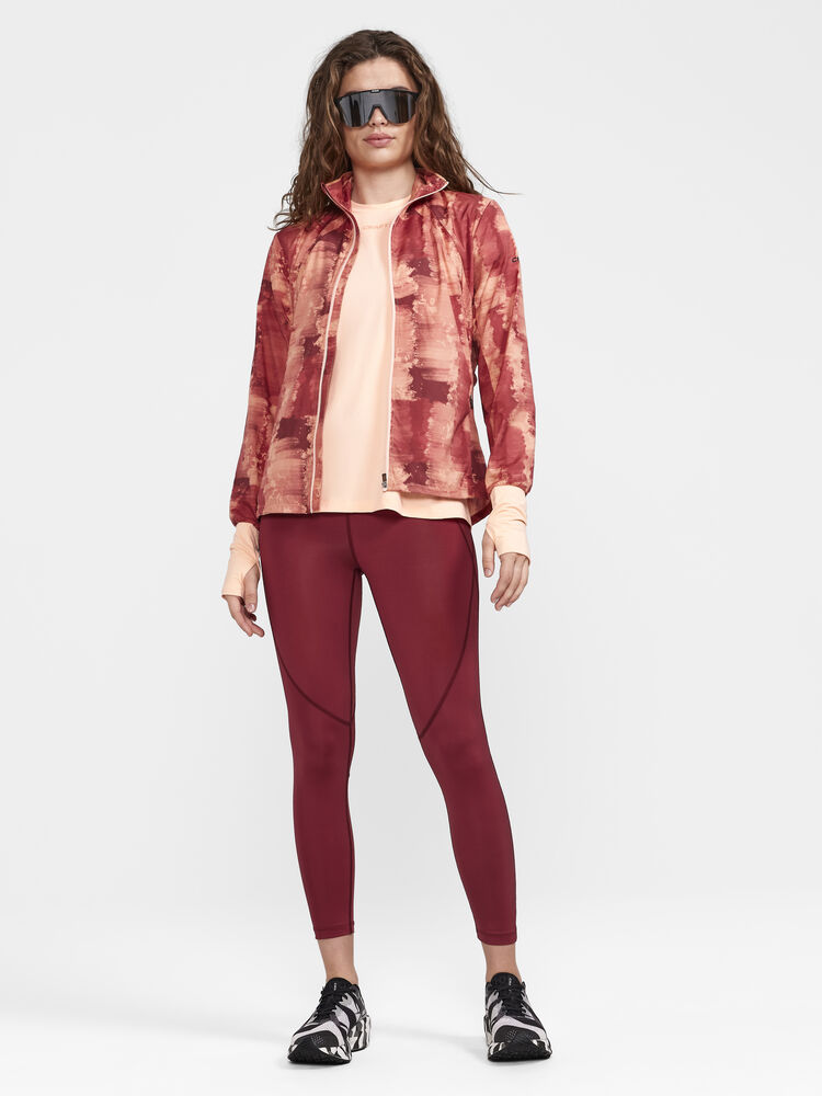 1909984-840000_ADV-Essence-SS-Tee-W_Closeup5