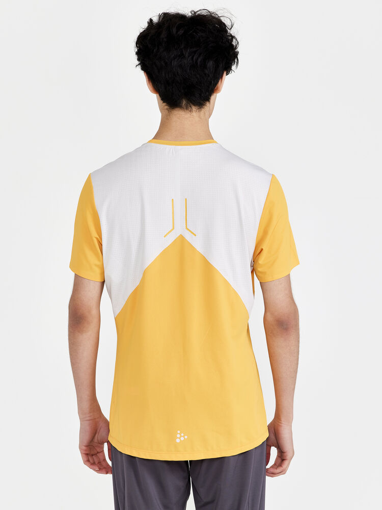 1910415-543914_PRO-Hypervent-SS-Tee-M_Closeup2
