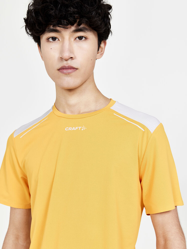 1910415-543914_PRO-Hypervent-SS-Tee-M_Closeup3