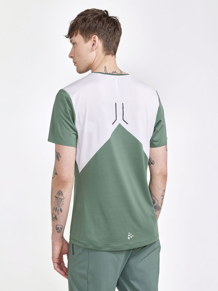 1910415-687932_PRO-Hypervent-SS-Tee-M_Closeup2
