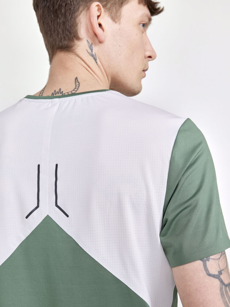 1910415-687932_PRO-Hypervent-SS-Tee-M_Closeup3