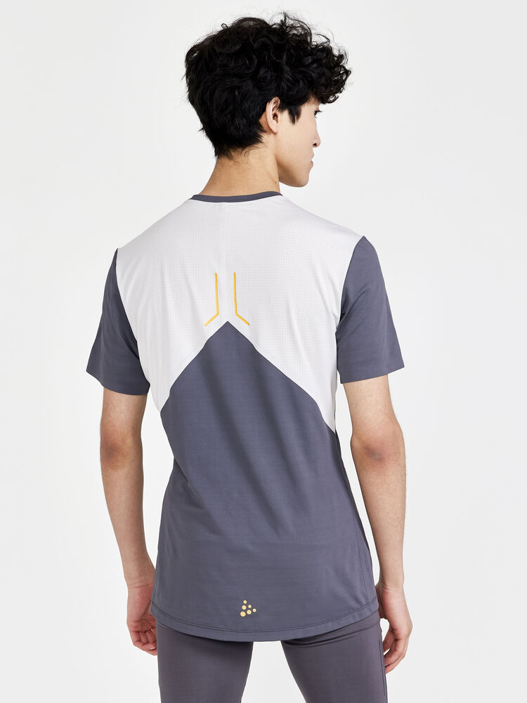 1910415-985914_PRO-Hypervent-SS-Tee-M_Closeup2