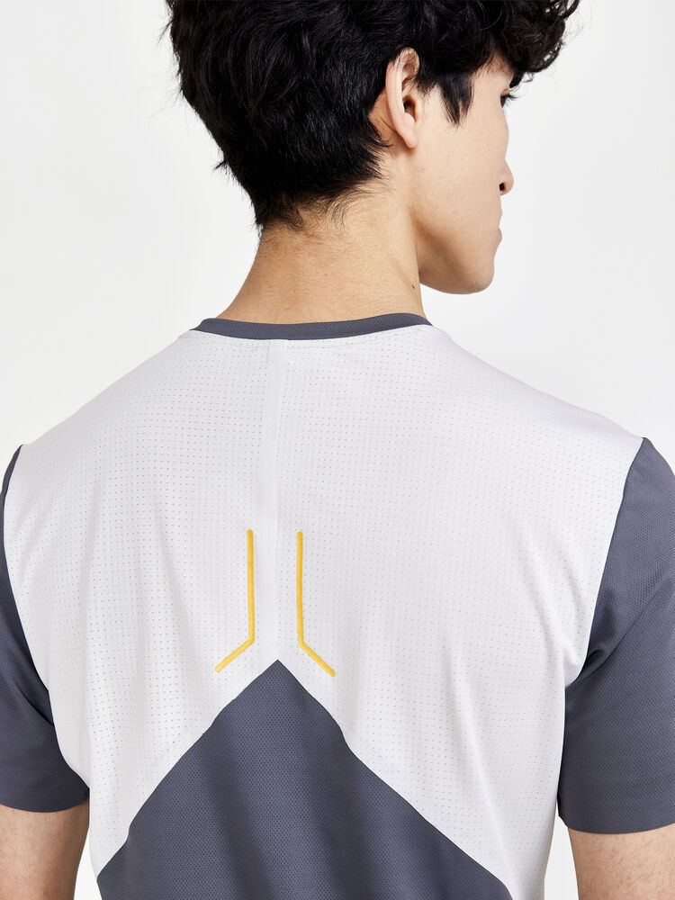 1910415-985914_PRO-Hypervent-SS-Tee-M_Closeup3