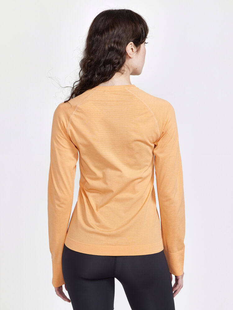 1911168-582000_CORE-Dry-Active-Comfort-LS-W_Closeup2
