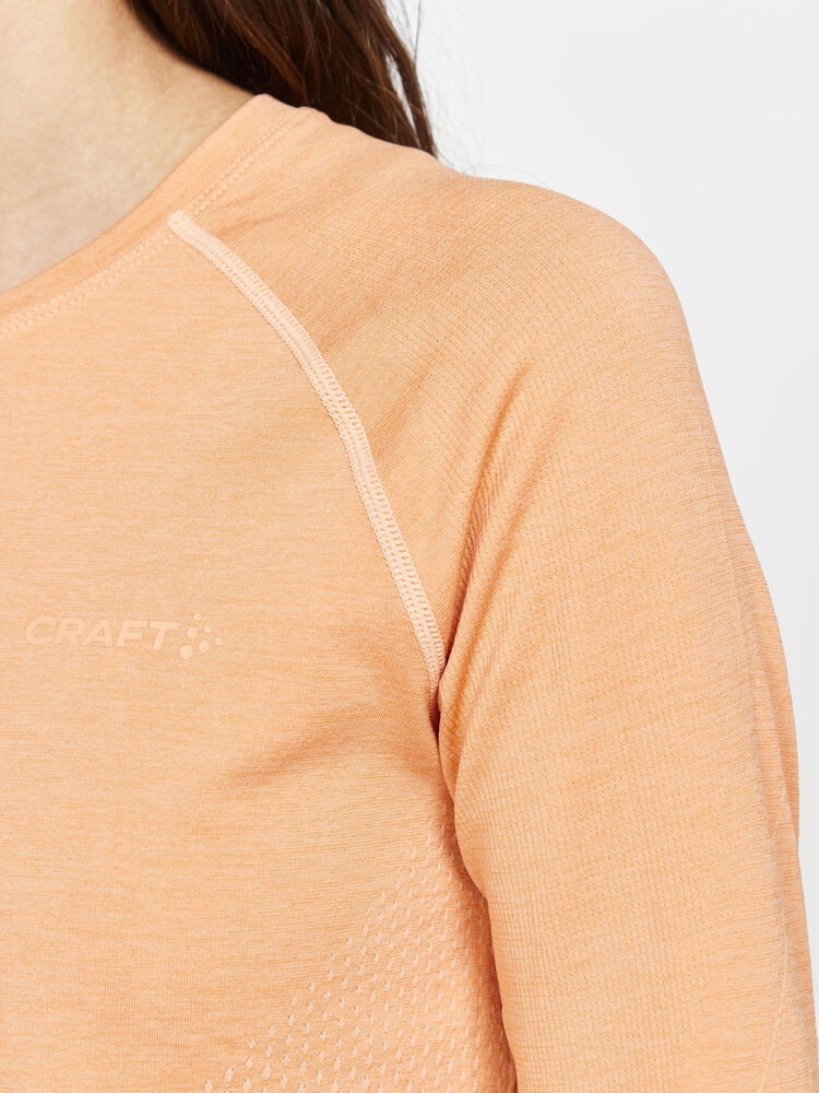 1911168-716000_CORE-Dry-Active-Comfort-LS-W_Closeup3