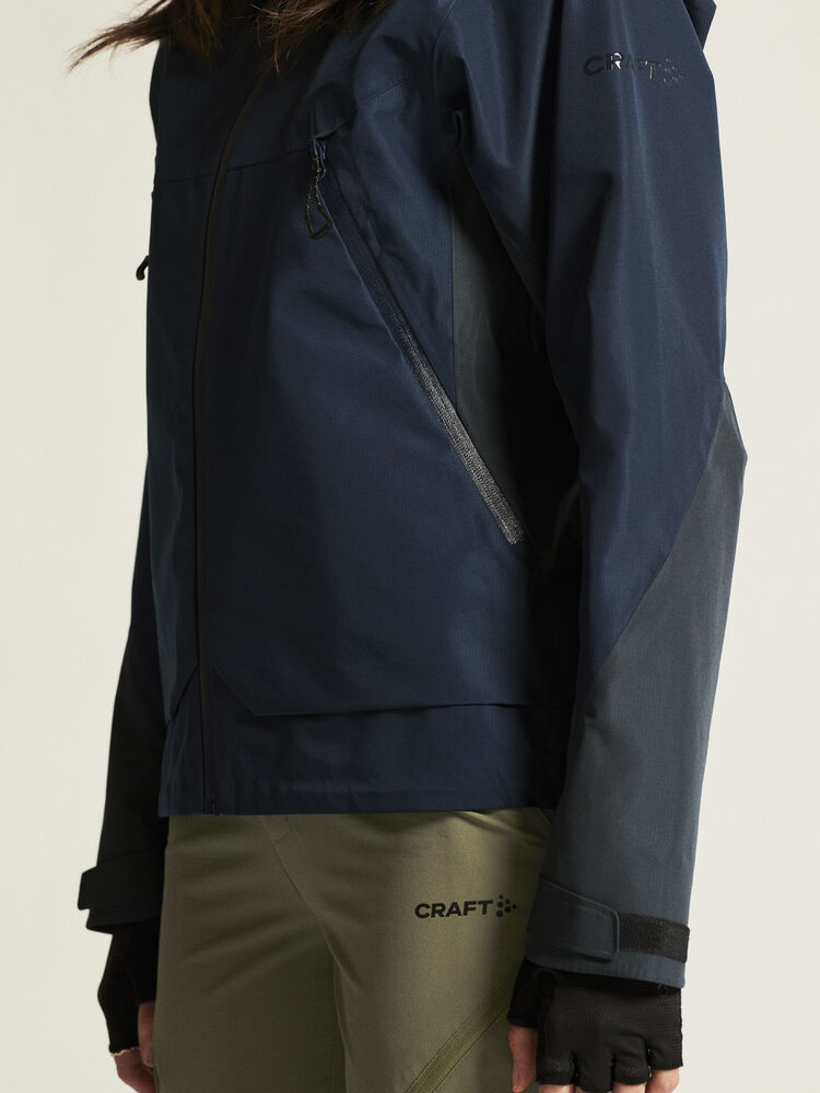 1913807-396000_Adv-Explore-Shell-Jacket-W_closeup6