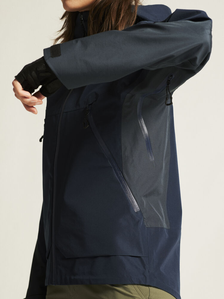 1913807-396000_Adv-Explore-Shell-Jacket-W_closeup7