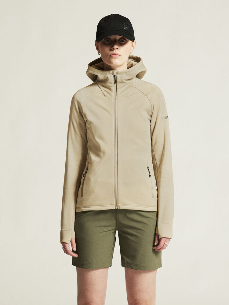 1915241-608000_ADV-Explore-Power-fleece-Hood-Jkt-W_closeup4