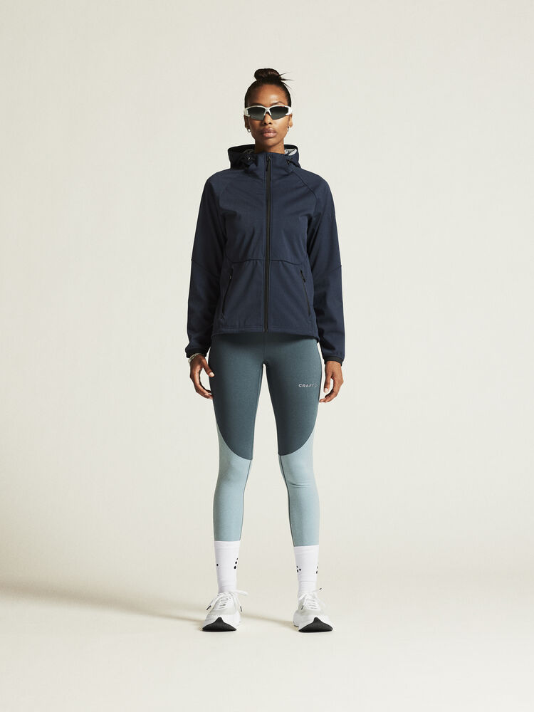 1915263-396000_CORE-Explore-Softshell-2-Jkt-W_closeup1