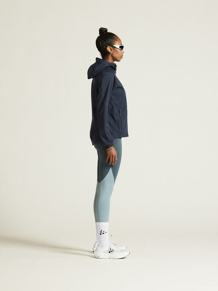 1915263-396000_CORE-Explore-Softshell-2-Jkt-W_closeup2