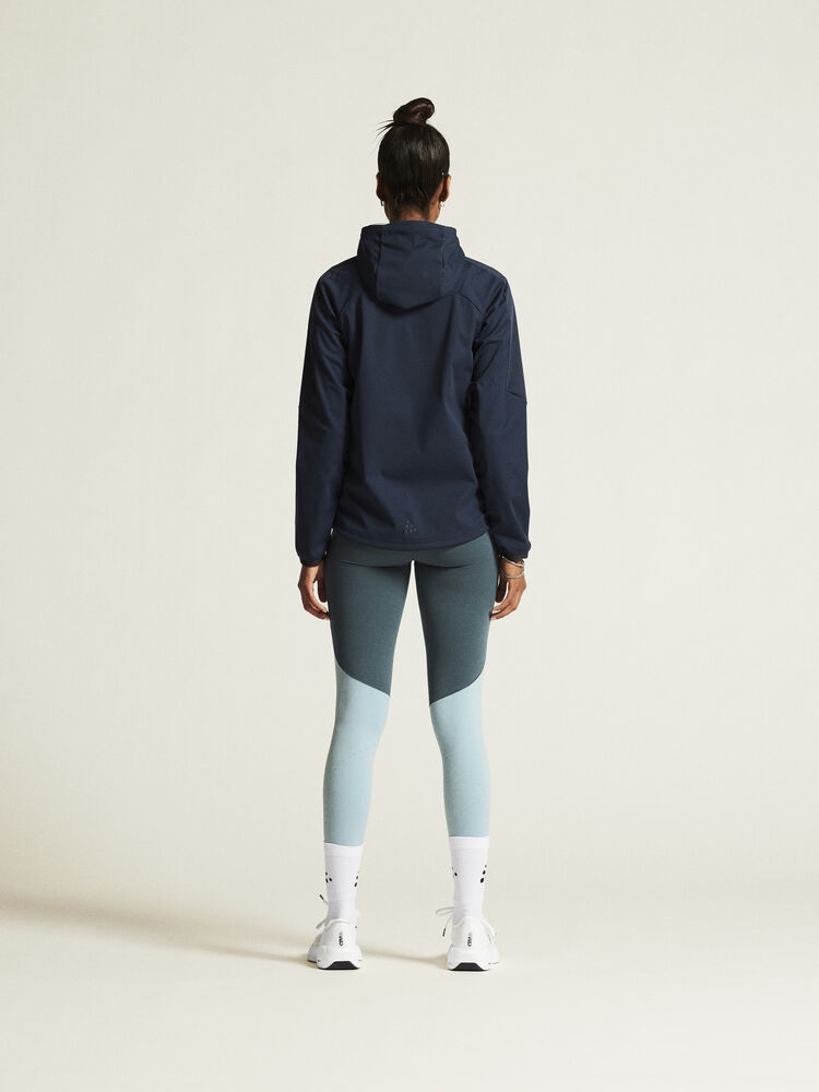 1915263-396000_CORE-Explore-Softshell-2-Jkt-W_closeup3