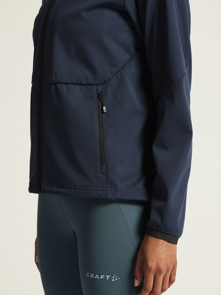 1915263-396000_CORE-Explore-Softshell-2-Jkt-W_closeup6