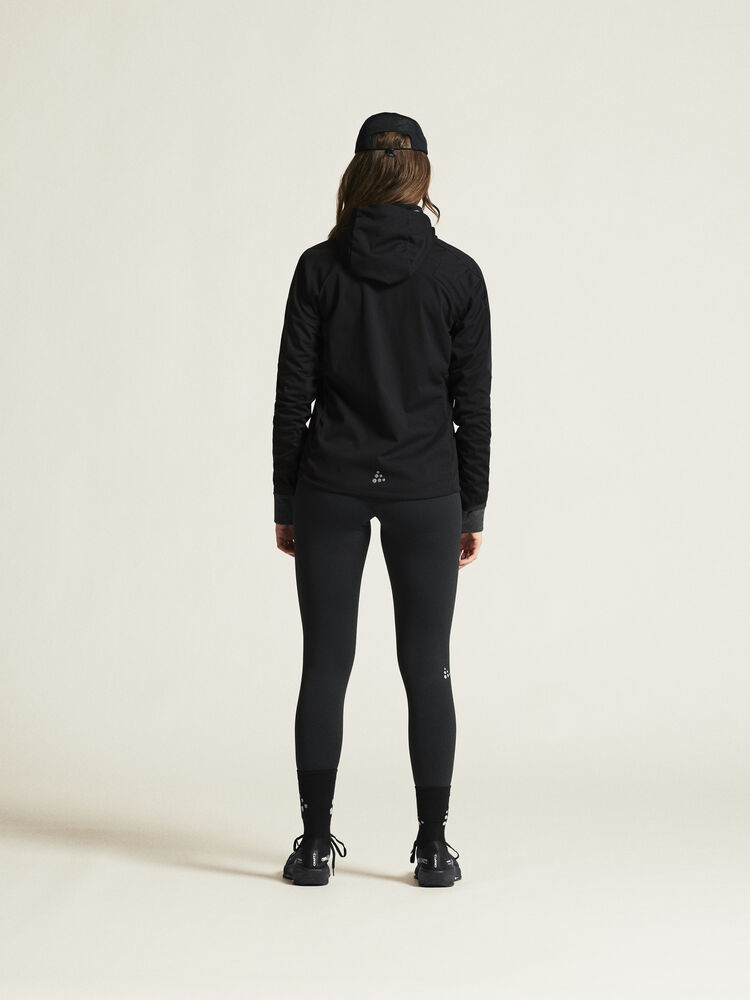 1915263-999000_CORE-Explore-Softshell-2-Jkt-W_closeup3