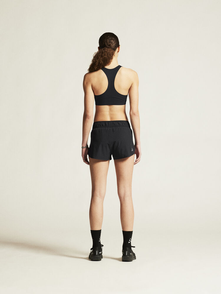 1916008-999000_Collective-Padded-Sports-bra-W_closeup3