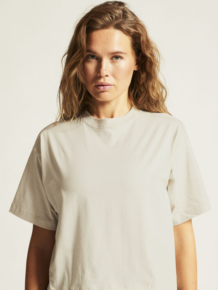 1916017-214000_Collective-Relaxed-SS-Tee-W_closeup5