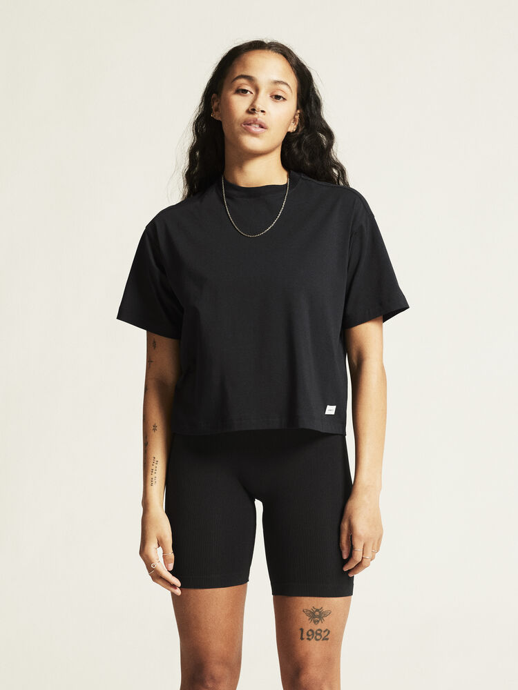 1916017-999000_Collective-Relaxed-SS-Tee-W_closeup4