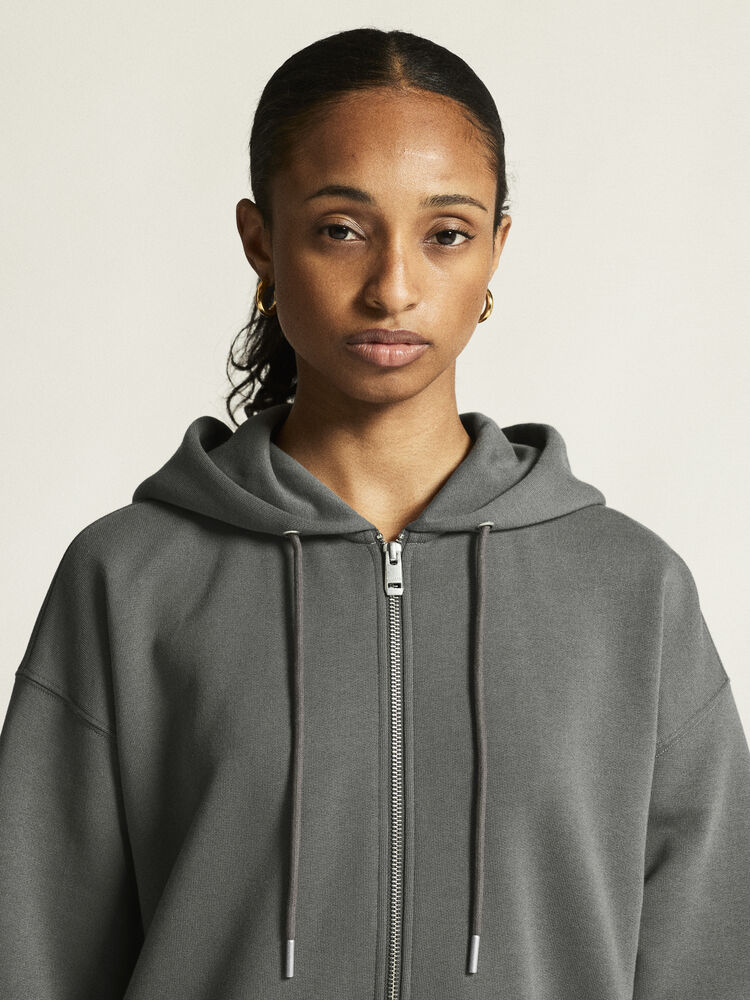1916307-970000_Frequent-FZ-Hoodie-W_closeup5