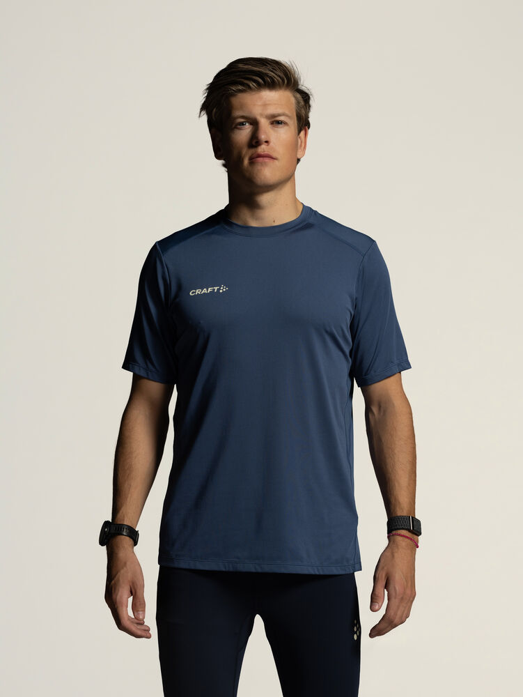 1916815-376000_OL-Norway-Essence-SS-2-Tee-M_Closeup3