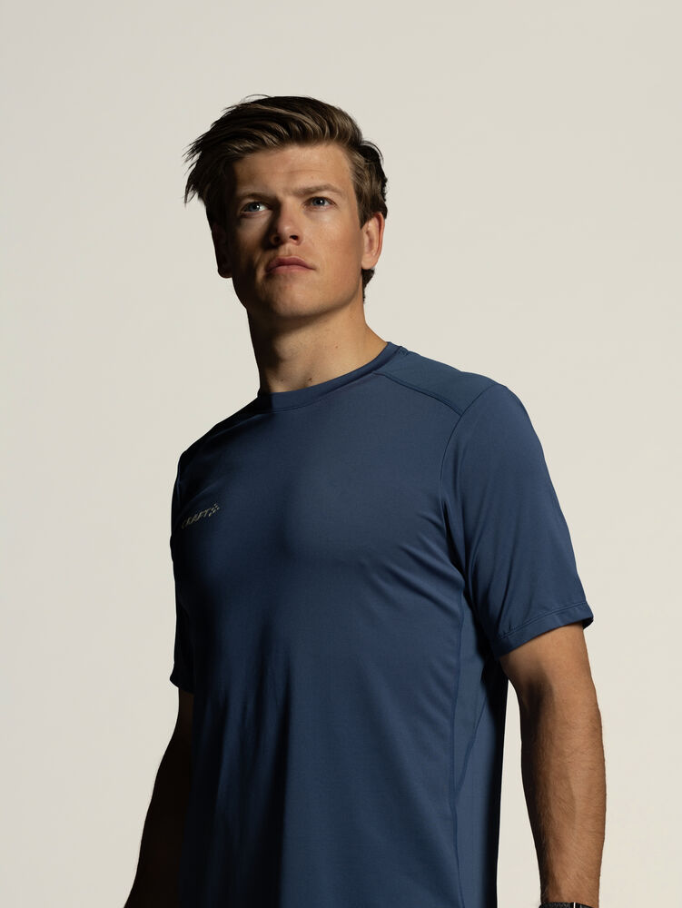 1916815-376000_OL-Norway-Essence-SS-2-Tee-M_Closeup5