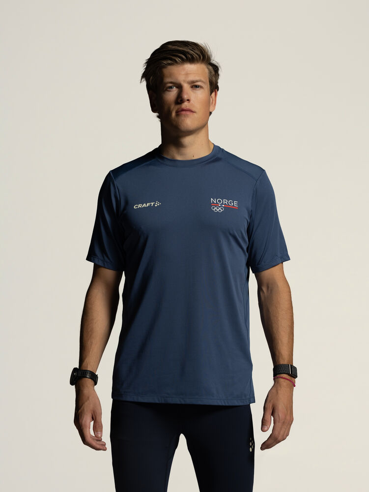 1916815-376376_OL-Norway-Essence-SS-2-Tee-M_Closeup3