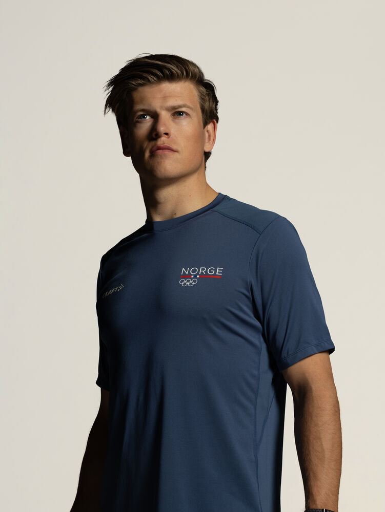 1916815-376376_OL-Norway-Essence-SS-2-Tee-M_Closeup5