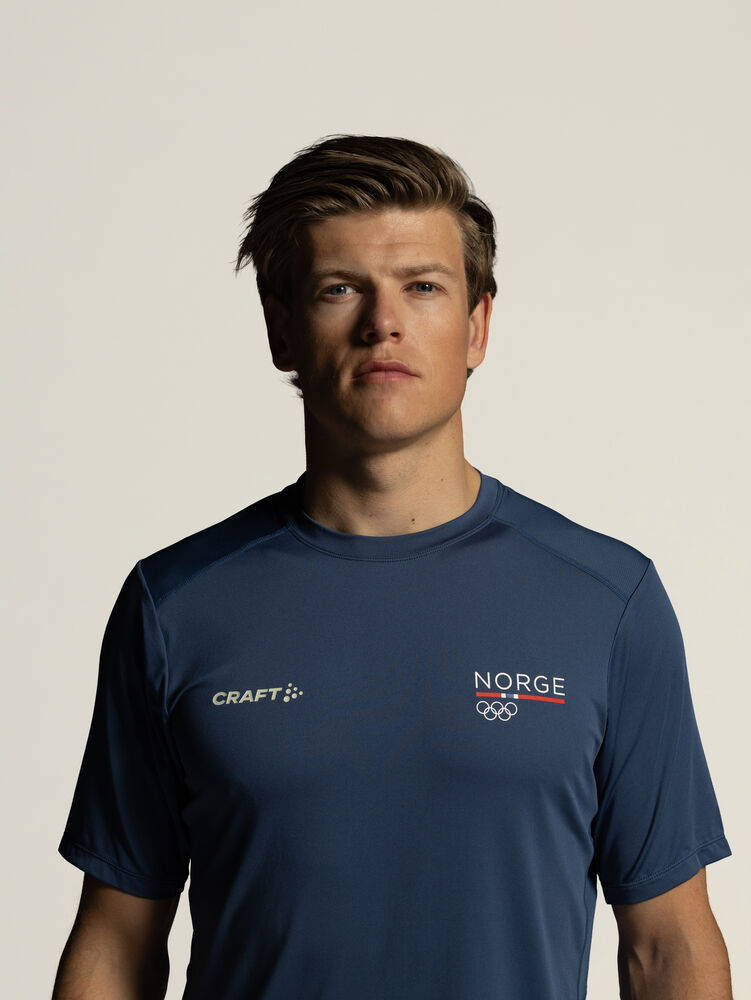 1916815-376376_OL-Norway-Essence-SS-2-Tee-M_Closeup6