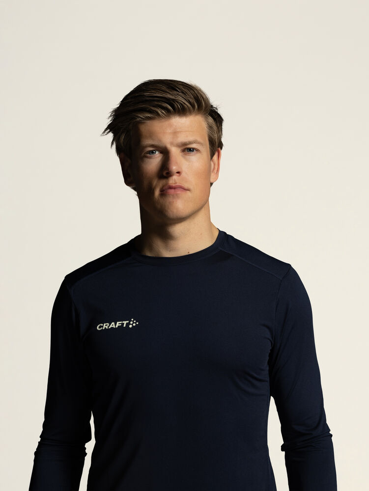 1916816-396000_OL-Norway-Essence-LS-Tee-2-M_Closeup4