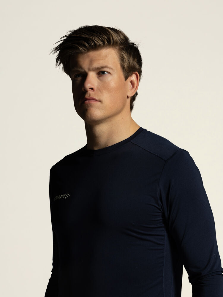 1916816-396000_OL-Norway-Essence-LS-Tee-2-M_Closeup6