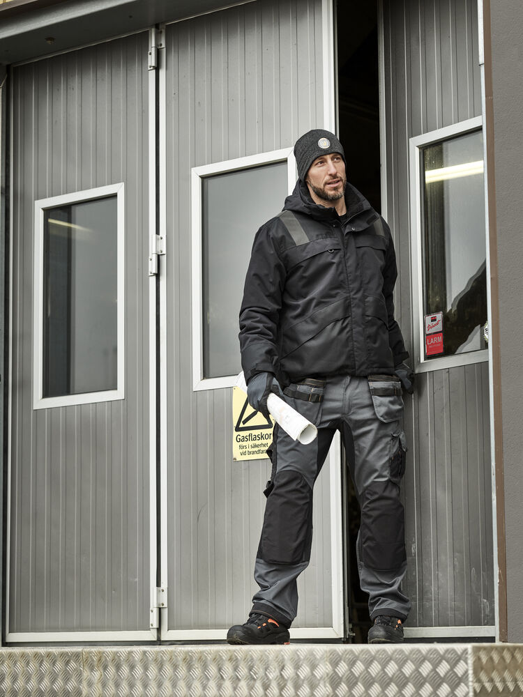 65103530_Winterjacket_65216418_CraftsmanTrousersStretch_65800183_ReflectiveBeanie_Outside_Jobman